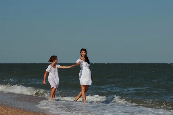 Familia Feliz Descansando Playa Sobre Mar Negro Crimea — Foto de Stock