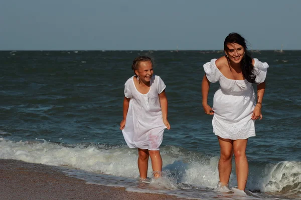 Gelukkige Gezin Rustend Het Strand Overheen Zwarte Zee Krim — Stockfoto