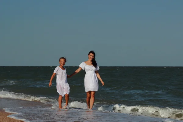 Gelukkige Gezin Rustend Het Strand Overheen Zwarte Zee Krim — Stockfoto