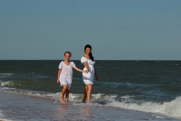 Szczęśliwa Rodzina Odpoczywająca Plaży Nad Morzem Czarnym Krym — Zdjęcie stockowe
