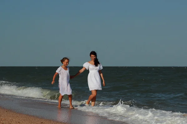 Família Feliz Descansando Praia Sobre Mar Negro Crimeia — Fotografia de Stock