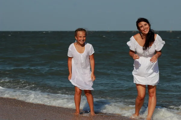 Familia Feliz Descansando Playa Sobre Mar Negro Crimea —  Fotos de Stock