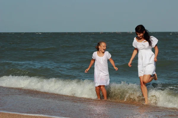Familia Feliz Descansando Playa Sobre Mar Negro Crimea — Foto de Stock