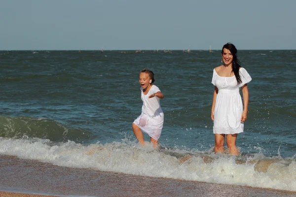 Famiglia Felice Che Riposa Spiaggia Sul Mar Nero Crimea — Foto Stock