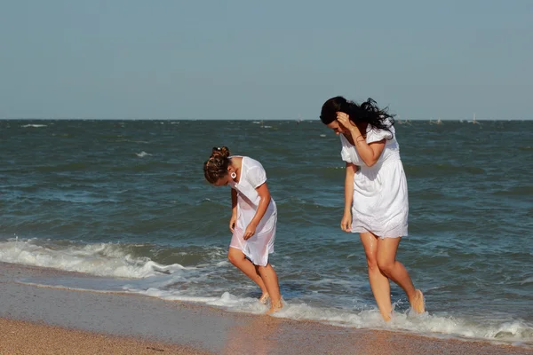 Familia Feliz Descansando Playa Sobre Mar Negro Crimea — Foto de Stock