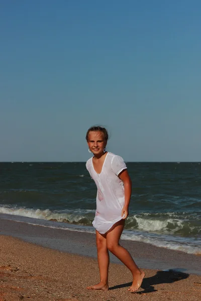 Little girl and Black Sea — Stock Photo, Image