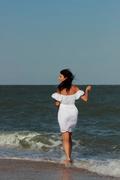 Hermosa Joven Posando Sobre Playa Del Mar Negro Crimea Oriental — Foto de Stock