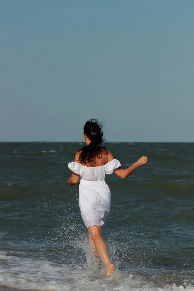 Femme en plein air — Photo