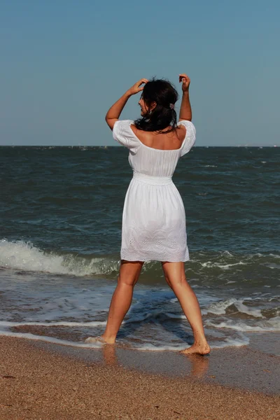 Bella Giovane Donna Posa Sulla Spiaggia Del Mar Nero Crimea — Foto Stock