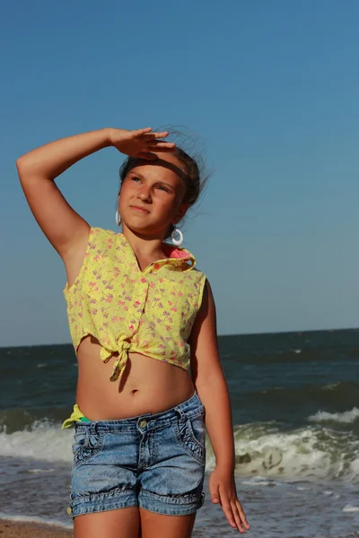 夏休み 黒海の水の近くのビーチで休んで素敵な女の子 — ストック写真