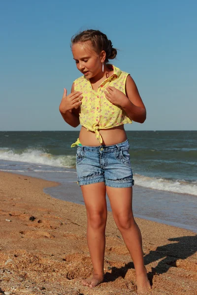 Joven modelo posando en cámara — Foto de Stock