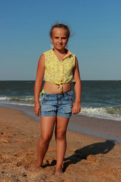 Férias Verão Linda Menina Descansando Praia Perto Água Mar Negro — Fotografia de Stock