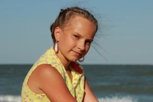 小さな女の子と黒海 — ストック写真