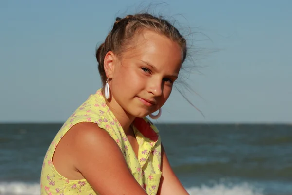 Little girl and Black Sea — Stock Photo, Image