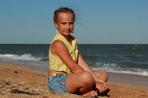 Little girl and Black Sea — Stock Photo, Image