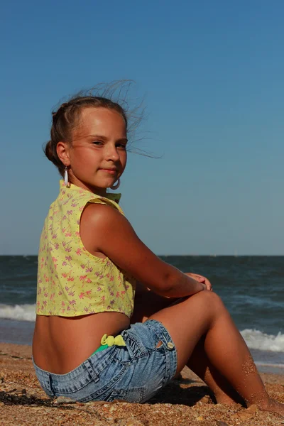 Маленькая девочка и Черное море — стоковое фото