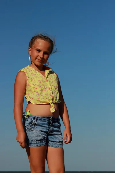 Маленькая девочка и Черное море — стоковое фото