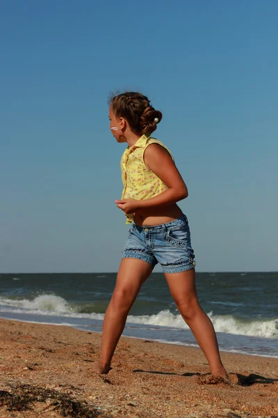 Jeune modèle posant sur la caméra — Photo