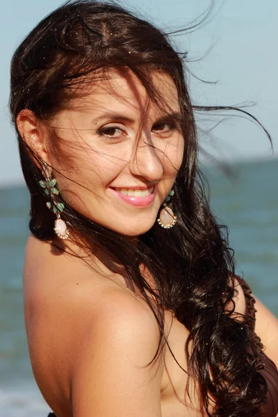 Sexy Joven Modelo Femenino Caucásico Bikini Posando Playa Sobre Mar —  Fotos de Stock