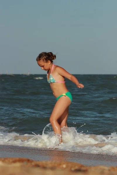 Jeune modèle posant sur la caméra — Photo