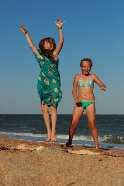 Kinder tanzen am Strand — Stockfoto