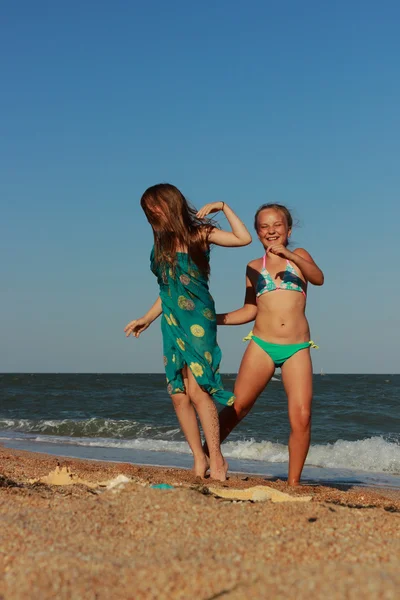 Niños bailando en la playa —  Fotos de Stock