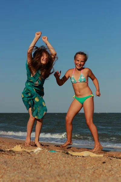 Kinderen dansen op het strand — Stockfoto