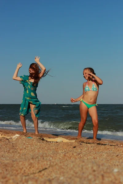 Crianças dançando na praia — Fotografia de Stock