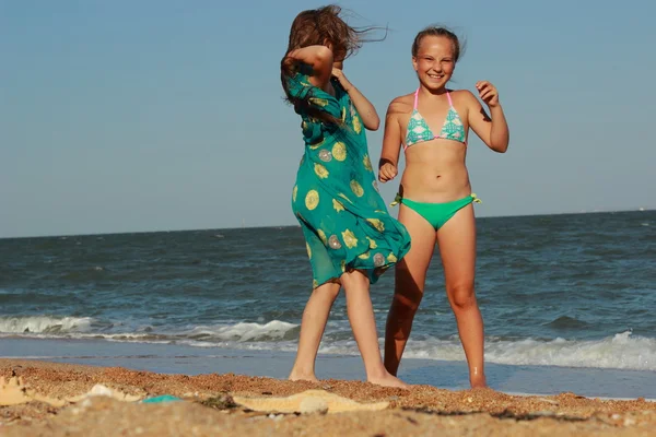 Barn dans på stranden — Stockfoto