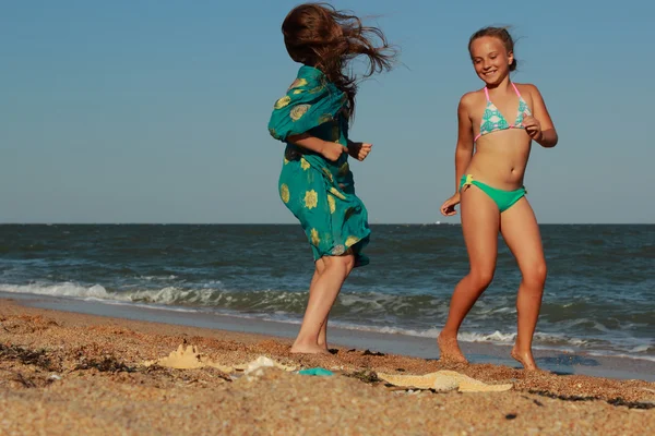 Dzieci taniec na plaży — Zdjęcie stockowe