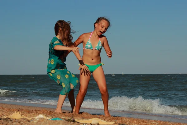 Crianças dançando na praia — Fotografia de Stock