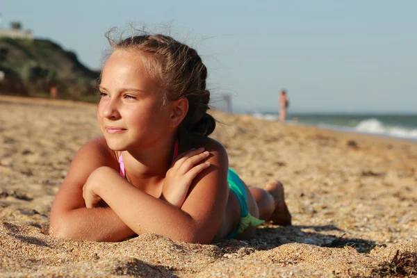 Petite fille en plein air — Photo