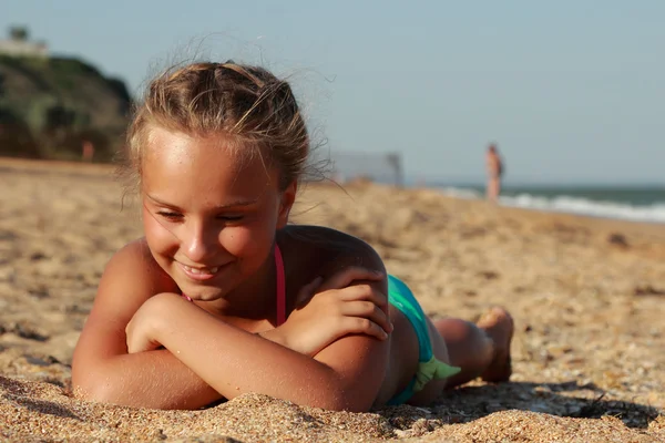 Férias Verão Linda Menina Descansando Praia Perto Água Mar — Fotografia de Stock