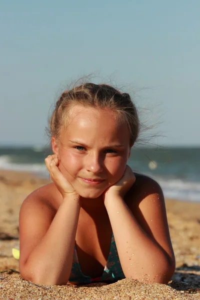 Klein meisje buiten — Stockfoto