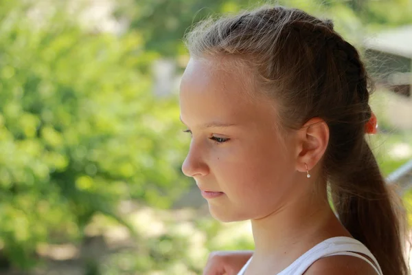 Mooie Meisje Een Roze Bandana Een Zonnige Dag Buiten — Stockfoto