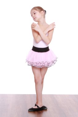 Stüdyoda poz veren genç ve güzel bir dansçı.