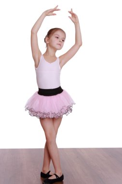 güzel balerin dansçı pembe elbise beyaz zemin üzerine giyer.