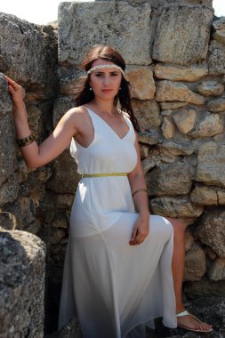 antik şehirde kadın