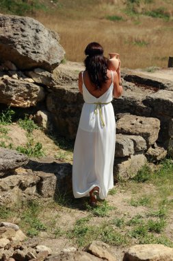 antik şehirde kadın