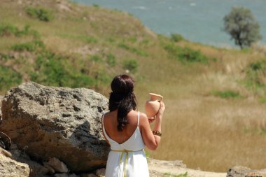 antik şehirde kadın