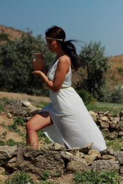 antik şehirde kadın