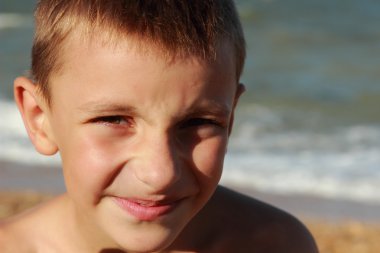 Yakışıklı çocuk açık