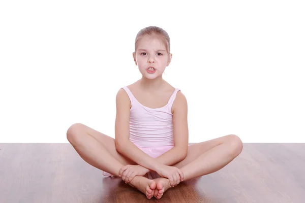 Pequeña bailarina estirándose — Foto de Stock