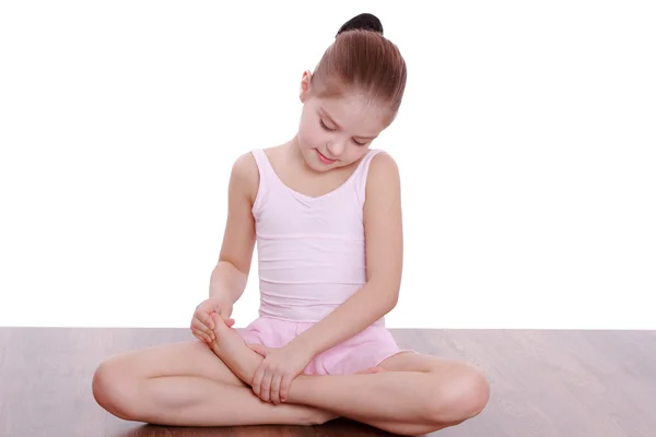 Pequeña bailarina estirándose —  Fotos de Stock