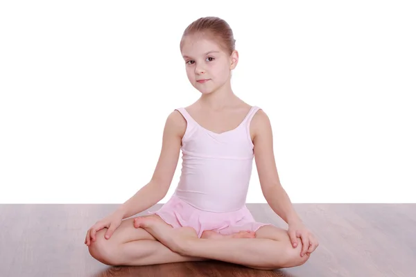 Pequeña bailarina estirándose — Foto de Stock