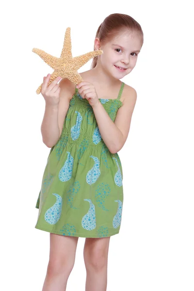 Mała dziewczynka gospodarstwa morskie — Zdjęcie stockowe