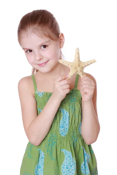 Маленькая девочка с морскими сокровищами — стоковое фото