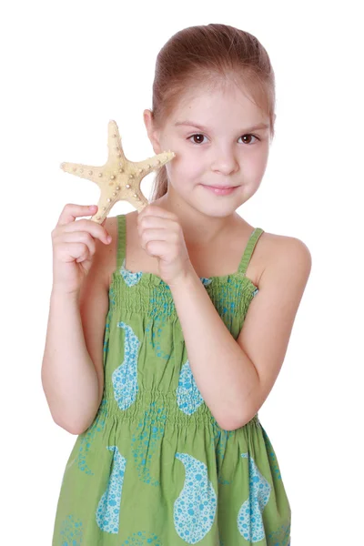 Klein meisje houden zee schat — Stockfoto