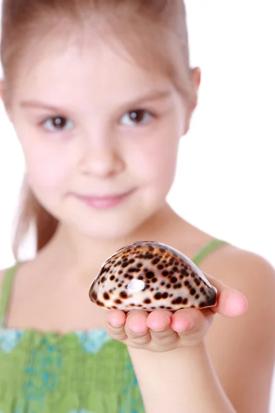 Ragazzina che tiene il tesoro marino — Foto Stock