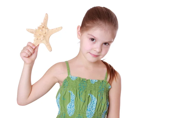 海の宝物を保持している小さな女の子 — ストック写真